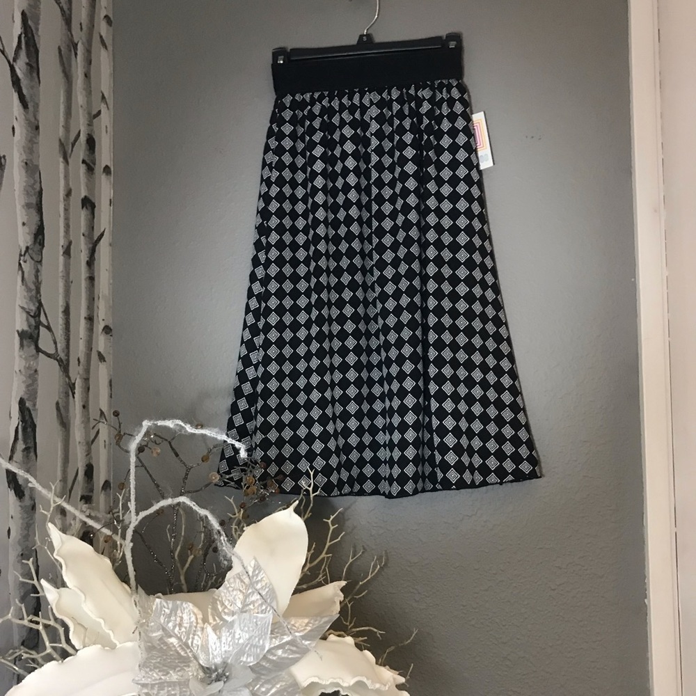 Black and white LulaRoe skirt🌹